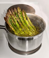 Steam-boiling_green_asparagus
